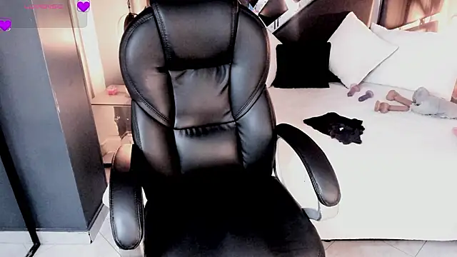 Snapshot of vaiolethsan__ chatting on February 16, 8:16 pm vaiolethsan online show from February 16, 8:16 pm