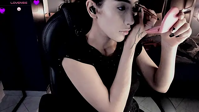 Snapshot of vaiolethsan__ chatting on February 18, 7:43 pm vaiolethsan online show from February 18, 7:43 pm