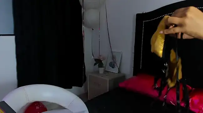 Snapshot of Cleo_Hott chatting on February 25, 4:03 am Cleo Hott online show from February 25, 4:03 am