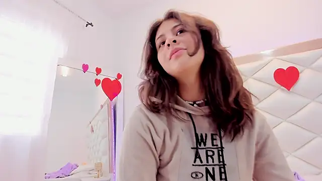 Snapshot of MiaQueen021 chatting on February 14, 6:40 pm MiaQueen021 online show from February 14, 6:40 pm