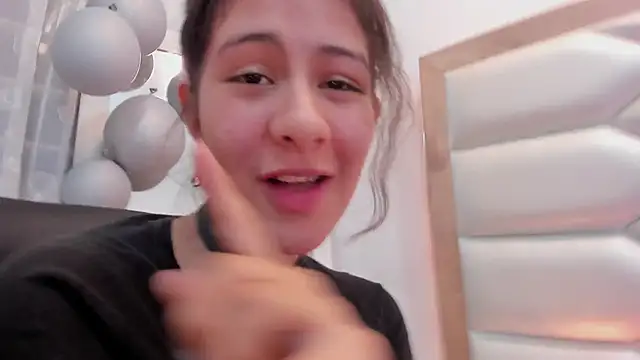 Snapshot of MiaQueen021 chatting on March 23, 12:58 am MiaQueen021 online show from March 23, 12:58 am