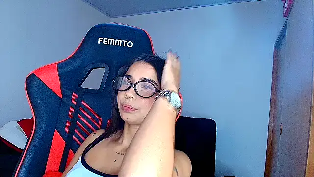 Snapshot of Rousse_violett chatting on May 2, 9:53 pm Rousse violett online show from May 2, 9:53 pm