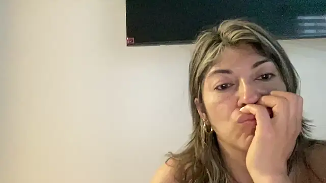 Snapshot of LunaBeya chatting on May 23, 10:52 am LunaBeya online show from May 23, 10:52 am