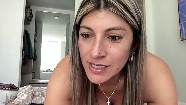 Snapshot of LunaBeya chatting on June 3, 2:33 pm LunaBeya online show from June 3, 2:33 pm