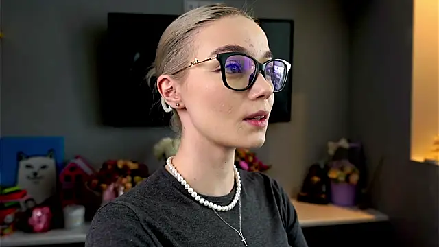 ileanacampbe online show from March 3, 6:04 am