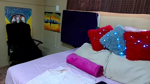 Snapshot of PEBBLES365 chatting on October 30, 7:21 am PEBBLES365 online show from October 30, 7:21 am