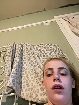 Snapshot of VioletxBlue chatting on May 28, 9:12 pm VioletxBlue online show from May 28, 9:12 pm