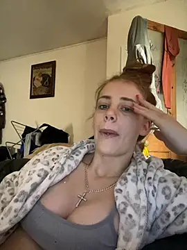 Snapshot of VioletxBlue chatting on June 11, 9:07 am VioletxBlue online show from June 11, 9:07 am