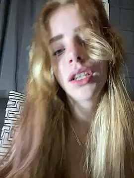Snapshot of VioletxBlue chatting on June 23, 10:08 pm VioletxBlue online show from June 23, 10:08 pm