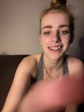 Snapshot of VioletxBlue chatting on July 16, 9:43 pm VioletxBlue online show from July 16, 9:43 pm