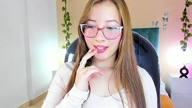 Dahlia Rousse online show from November 30, 8:51 am