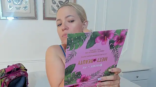 Snapshot of Cristal_Bons chatting on February 28, 8:18 pm Cristal Bons online show from February 28, 8:18 pm