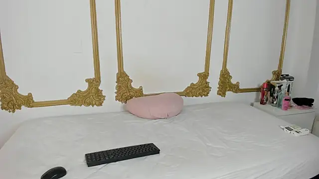 Snapshot of Cristal_Bons chatting on March 12, 8:41 pm Cristal Bons online show from March 12, 8:41 pm