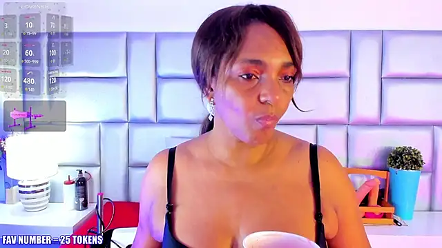 LovelyNickii online show from October 28, 12:52 pm