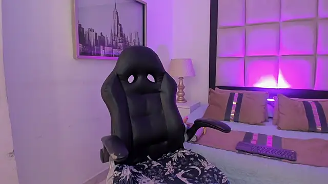 MeganPresleyy online show from July 30, 1:21 pm