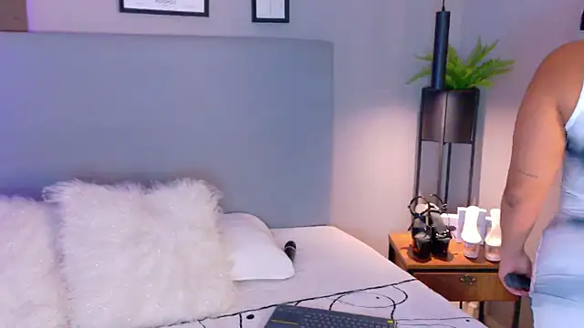 Snapshot of AlynAllen chatting on November 10, 7:24 pm AlynAllen online show from November 10, 7:24 pm