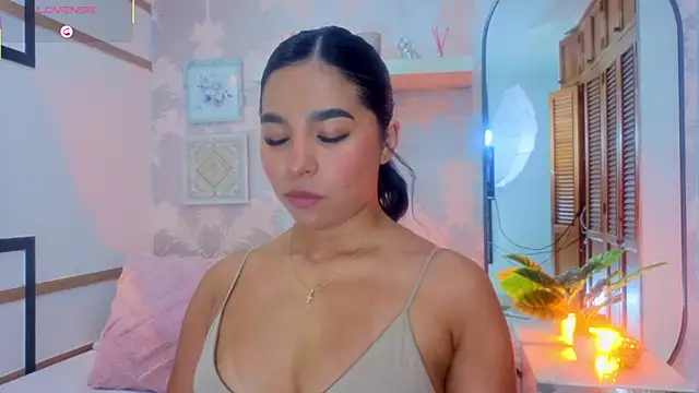 Snapshot of CharlotteGraay chatting on May 21, 7:43 pm CharlotteGraay online show from May 21, 7:43 pm