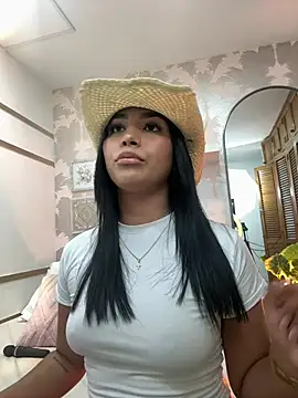 Snapshot of CharlotteGraay chatting on May 23, 8:13 pm CharlotteGraay online show from May 23, 8:13 pm