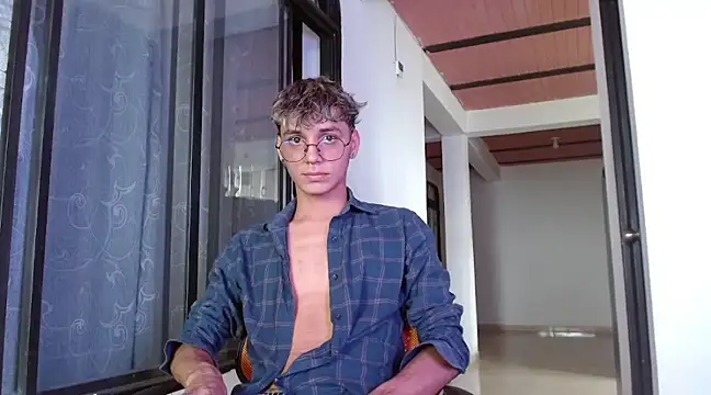 Snapshot of andrew_willyams chatting on January 11, 7:49 pm andrew willyams online show from January 11, 7:49 pm