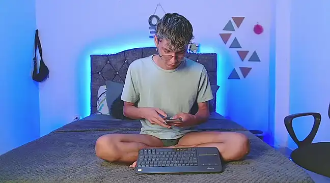 Snapshot of andrew_willyams chatting on January 20, 6:10 pm andrew willyams online show from January 20, 6:10 pm