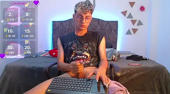 Snapshot of andrew_willyams chatting on January 27, 6:31 pm andrew willyams online show from January 27, 6:31 pm