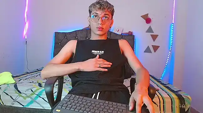 Snapshot of andrew_willyams chatting on March 2, 2:43 pm andrew willyams online show from March 2, 2:43 pm