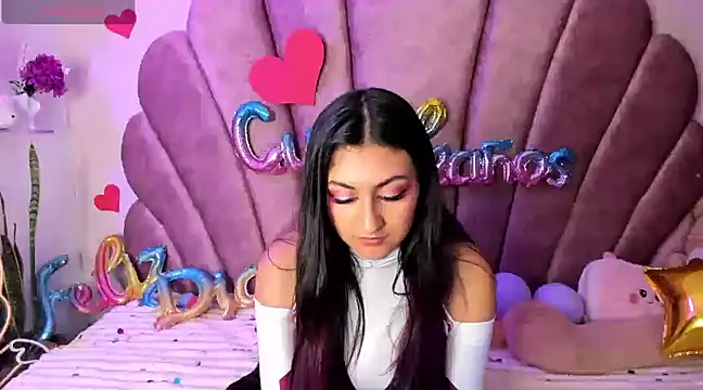 Snapshot of sweetfoxy_17 chatting on February 25, 9:13 pm sweetfoxy 17 online show from February 25, 9:13 pm