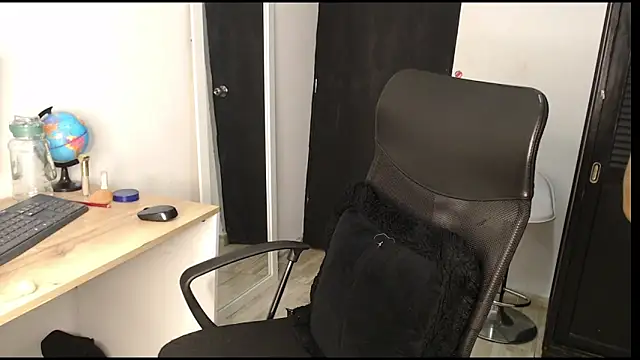 Snapshot of avis_lara chatting on May 13, 6:00 am avis lara online show from May 13, 6:00 am
