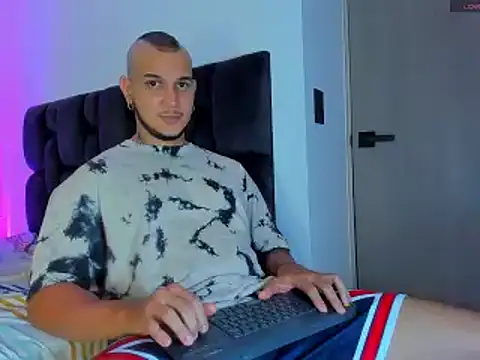 austinoficial online show from January 31, 11:14 pm