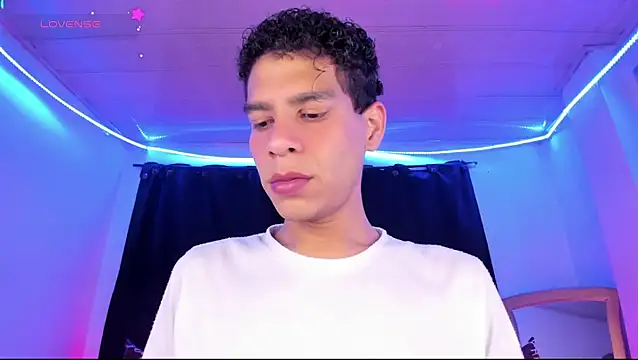 Snapshot of Ethan_Boyy chatting on May 8, 10:37 pm Ethan Boyy online show from May 8, 10:37 pm