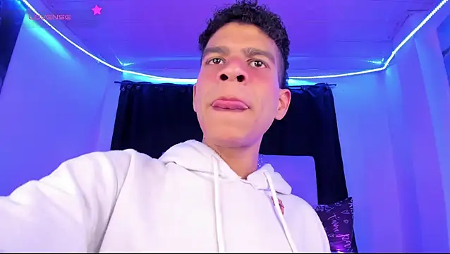 Snapshot of Ethan_Boyy chatting on June 4, 7:20 pm Ethan Boyy online show from June 4, 7:20 pm