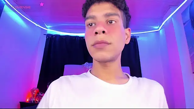 Snapshot of Ethan_Boyy chatting on June 9, 7:03 pm Ethan Boyy online show from June 9, 7:03 pm