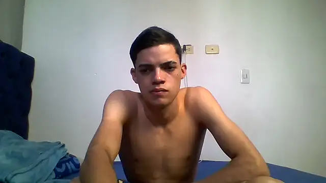 Snapshot of Latinos_2001 chatting on August 6, 7:27 pm Latinos 2001 online show from August 6, 7:27 pm