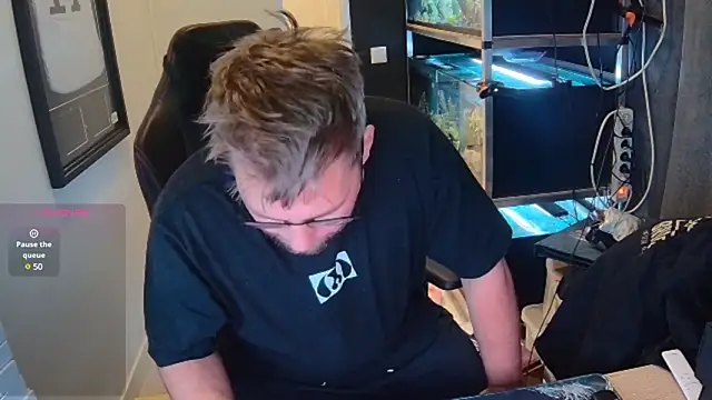 Snapshot of justinitt chatting on February 2, 5:37 pm justinitt online show from February 2, 5:37 pm