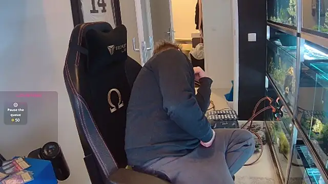 Snapshot of justinitt chatting on February 19, 10:23 am justinitt online show from February 19, 10:23 am