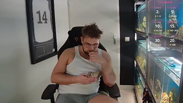 Snapshot of justinitt chatting on February 22, 8:42 pm justinitt online show from February 22, 8:42 pm