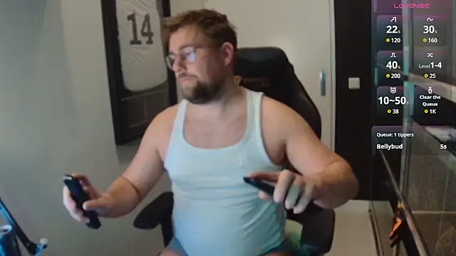 Snapshot of justinitt chatting on February 23, 6:12 pm justinitt online show from February 23, 6:12 pm