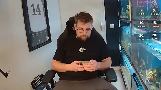 Snapshot of justinitt chatting on February 25, 7:14 pm justinitt online show from February 25, 7:14 pm