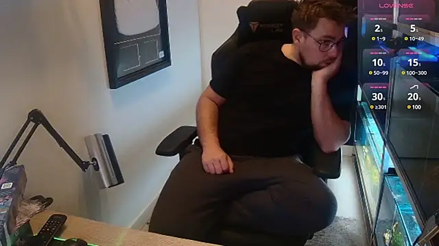 Snapshot of justinitt chatting on March 3, 12:15 am justinitt online show from March 3, 12:15 am