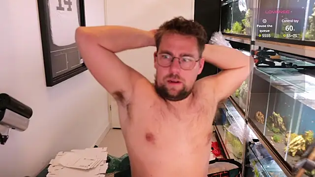 Snapshot of justinitt chatting on March 6, 12:54 am justinitt online show from March 6, 12:54 am