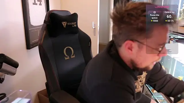 Snapshot of justinitt chatting on March 7, 1:51 pm justinitt online show from March 7, 1:51 pm