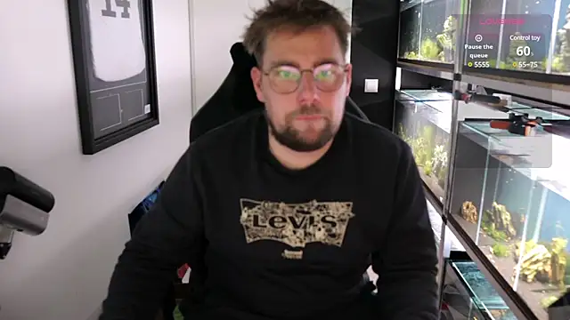 Snapshot of justinitt chatting on March 7, 10:32 pm justinitt online show from March 7, 10:32 pm