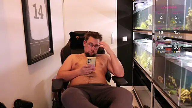 Snapshot of justinitt chatting on March 9, 10:30 pm justinitt online show from March 9, 10:30 pm