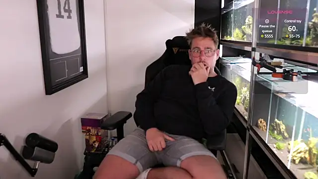 Snapshot of justinitt chatting on March 10, 10:02 pm justinitt online show from March 10, 10:02 pm