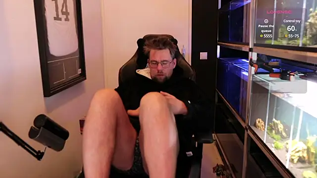 Snapshot of justinitt chatting on March 11, 4:43 am justinitt online show from March 11, 4:43 am