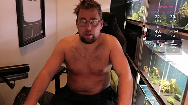 Snapshot of justinitt chatting on March 13, 12:27 am justinitt online show from March 13, 12:27 am