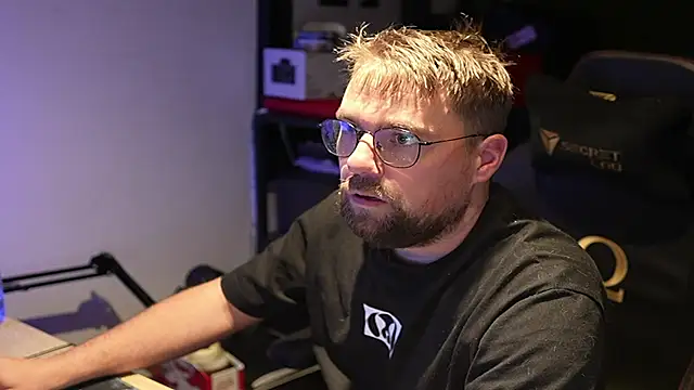 Snapshot of justinitt chatting on September 10, 3:28 am justinitt online show from September 10, 3:28 am