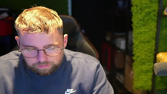 Snapshot of justinitt chatting on September 13, 2:28 pm justinitt online show from September 13, 2:28 pm