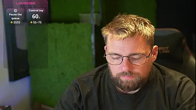 Snapshot of justinitt chatting on October 6, 8:12 am justinitt online show from October 6, 8:12 am