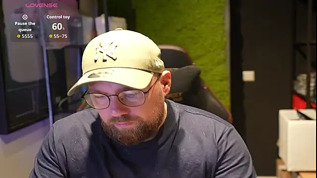 Snapshot of justinitt chatting on October 16, 8:59 am justinitt online show from October 16, 8:59 am